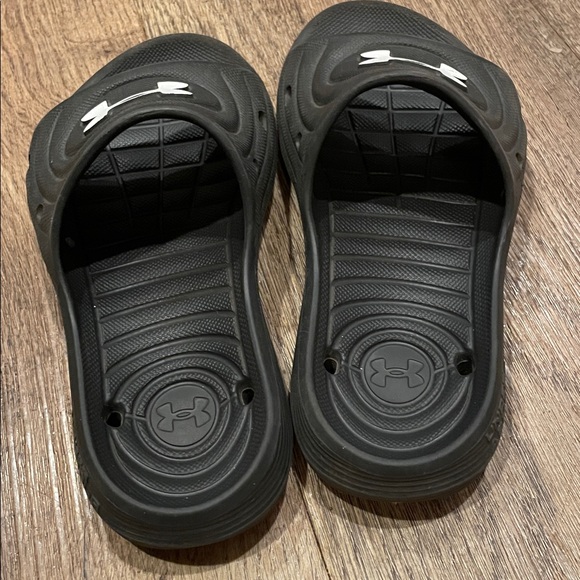 Under Armour Black Slides and Flip Flops Sandals Youth Boys Size 2 - Picture 5 of 10